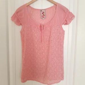 Top Johnny Was manica corta in rayon con occhielli e scollo a scoop e cravatta rosa taglia XS - Foto 1 di 8