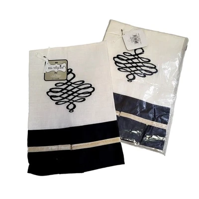 Juego de 2 toallas de cocina bordadas negras/crema Mud Pie Flourish de lino Foto 1 de 4