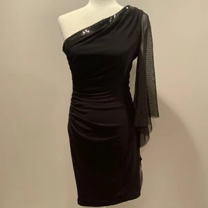 Para mujer Vestido Negro Rocado Lentellera de un Hombro Nuevo con Etiquetas 6 Mangas Campana Nightway. - Imagen 1 de 11