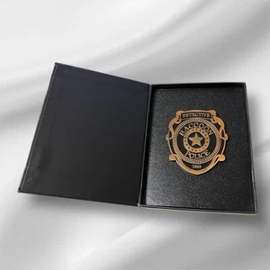 Insignia prendedor oficial de policía mapache detective residente Evil oficial de NUMBSKULL - Imagen 1 de 5