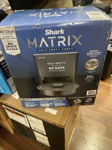 NUOVO Shark Matrix Robot Aspirapolvere Autovuoto, Wi-Fi, Senza Sacco, RV2300S - Foto 1 di 5