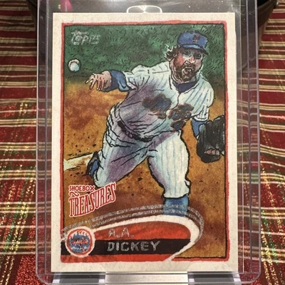 R.A. Dickey 2025 Topps Andy Friedman Shoebox Treasures Stamp/99 Mets #90 Foto 1 de 2