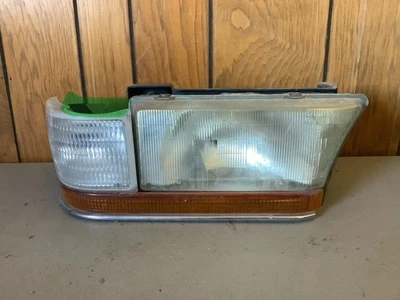 1995 Buick Roadmaster 16513666 Passenger Side Headlight Assembly ((R1-143)) - Image 1 of 4