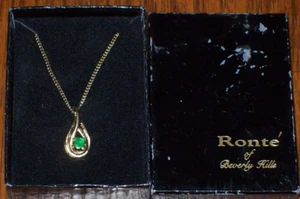 Ronte of Beverly Hills Simulated Emerald Love Knot Pendant Necklace ~ Vintage - Foto 1 di 4