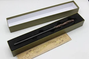 Ollivander's Hazel 9 Wand 1272551-6 w/Map Universal Wizarding World Harry Potter - Picture 1 of 4