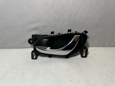 Manija de puerta interior trasera izquierda Nissan Rogue 2014-2020 OEM Foto 1 de 4