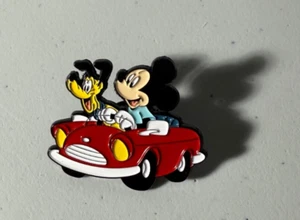 Mickey Mouse fahrendes rotes Auto Cabrio mit Pluto Fantasy Pin - Bild 1 von 2