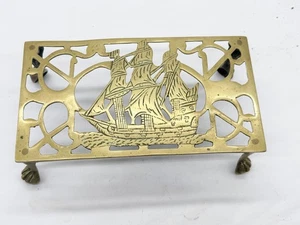 ANTIQUE BRASS TRIVET SHIP DESIGN FOOTED KETTLE STAND FIREPLACE VICTORIAN - Picture 1 of 9