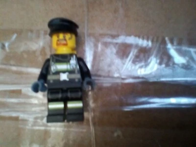 Mini Figura Lego Ingeniero Químico con Botellas Gorra Negra Foto 1 de 2