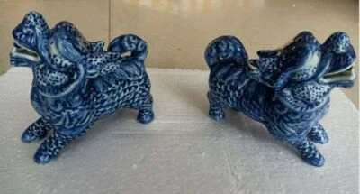 Antiguo par de estatuas chinas de kylin de porcelana de colores azules y blancos Foto 1 de 4