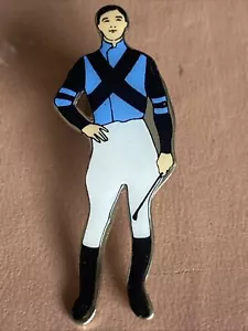 VINTAGE SANTA ANITA PARK RACING 1,75" JOCKEY ANSTECKNADEL EMAILLE BLAU - Bild 1 von 4