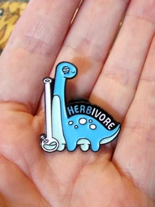 Dinosaurier Pflanzenfresser Pin Bong Unkrautkiffer Cannabis ~ harte Emaille - Bild 1 von 4