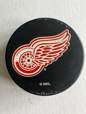 Disco oficial de hóquei antigo vintage Detroit Red Wings NHL. - Imagem 1 de 4