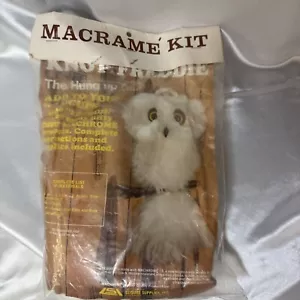 Vintage Fuzzy Machrome Kit Freddie Eule Wandbehang Makramee New Old Stock - Bild 1 von 3