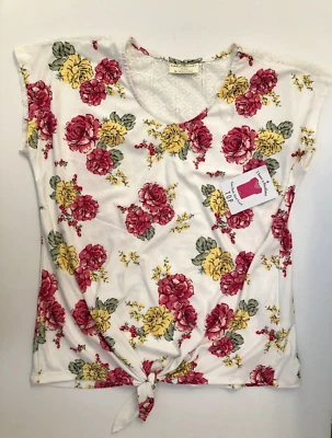 全新带标签 Bobbie Brooks 白色蕾丝背面领带正面花卉上衣,尺寸 M — 第 1/4 张图片