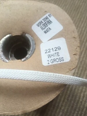 Cordón plano trenzado de poliéster en un carrete. 1/4" de ancho. Blanco. 2 brutos o 288 yardas Foto 1 de 4