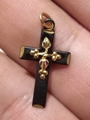 Cruz de recorte de hojas y uvas Landstroms 10k (solo hojas y uvas oro macizo) Foto 1 de 4