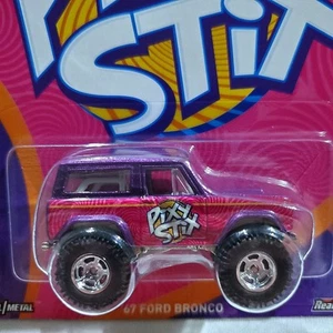 Ford Bronco Pixy Stix Candy Hot Wheels 67 escala 1:64 pilotos reales - Imagen 1 de 13