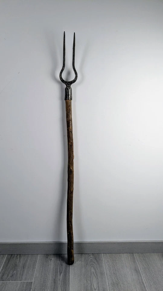 Ancienne fourche à deux dents campagnarde - Photo 1/4