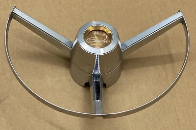 Botón y anillo de bocina del volante Chrysler 1965-66 de colección NewYorker Newport 300 Foto 1 de 4