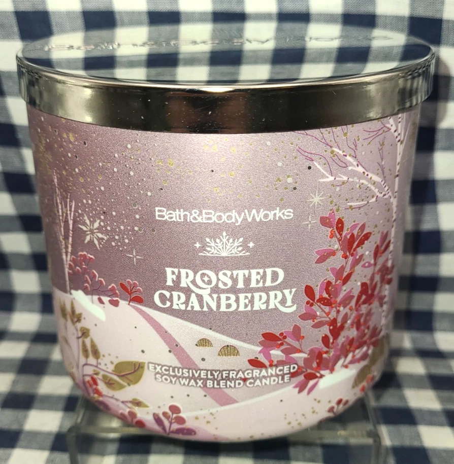 TOTALMENTE NUEVO Arándano Esmerilado 3 Mechas Vela 25-45 Horas de Quemado 14 OZ Baño y Cuerpo Funciona Foto 1 de 1