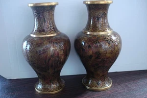 Coppia di vasi cinesi cloisonne smalto rosso ottone bordo oro colletto disegno floreale - Foto 1 di 16