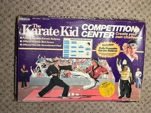 KARATE KID 1986 ALL VALLEY COMPETITION CENTER PLASET WILLIAM ZABKA RALPH MACCHIO - Bild 1 von 6