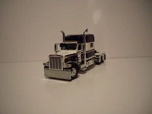 DCP PRIMERA MARCHA 1/64 BLANCO Y NEGRO PETERBILT 389 CON CAMA TECHO MEDIO 70"" - Imagen 1 de 4