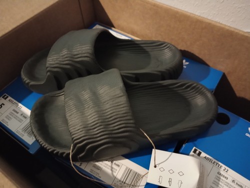 Nuove scarpe ciabatte Adidas Adilette 22 Carbon Slides nere (GX6949) taglia 4 con scatola