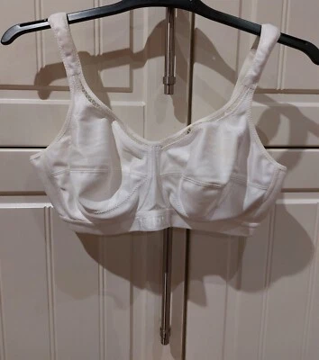 size 36D top quality white BERLEI Fitness/yoga sports bra adjustable at back - Image 1 of 4