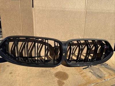 BMW M8 M850i 2019-2021 parrilla delantera fibra de carbono OEM con orificio para cámara 8077305-07. Foto 1 de 4