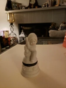 Snowbabies Abt. 56 - "I'll Ring For You" - Biskuit-Scharnierbox #68928 - Bild 1 von 3