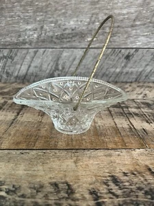 Avon Glass Basket Oval Decoative Candy Dish with Handle Vtg Home Decor - Picture 1 of 10
