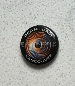 PEARL JAM - 4 de mayo Vancouver BC Canadá N1 2024 - BOTÓN PIN de evento - materia oscura - Imagen 1 de 1