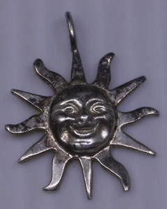 VINTAGE STERLING SILVER SUNBURST PENDANT WITH FACE, 7/8THS OF AN INCH ACROSS - Picture 1 of 2