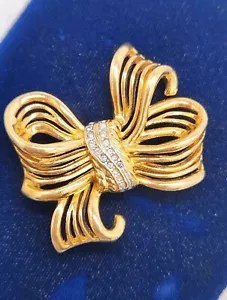 Spilla vintage firmata TRIFARI strass trasparenti tono oro fiocco - Foto 1 di 12