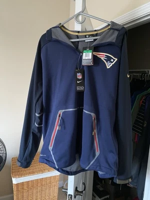 Chaqueta con Capucha New England Patriots THERMA-FIT Azul X-Grande Hecha por Nike. Foto 1 de 4