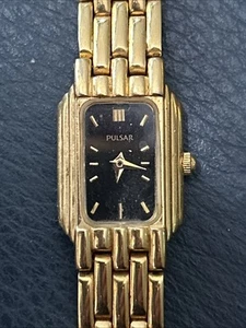 VINTAGE PULSAR V810 X005 GOLD TONE BLACK FACE QUARTZ ANALOG WOMENS WATCH - Picture 1 of 5