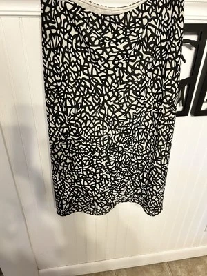 New York & Co. Юбка женская XL черно-белая с абстрактным принтом расклешенная длина до колена - Изображение 1 из 4