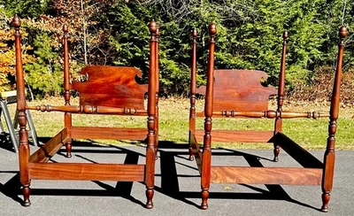 Twin  traditional-style mahogany four-poster bed frames Vintage Read - Image 1 of 4