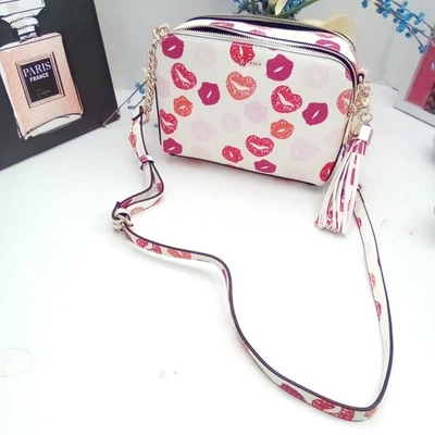 NUEVO CON ETIQUETAS ALDO Bolso Blanco Rosa Besos Labios Rojos Bolso de Mano Pequeño Multicolor Tema de Amor Foto 1 de 4