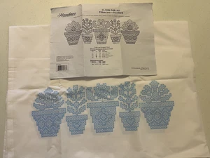 Kit de fundas de almohada Herrschners margaritas y violetas estampadas punto de cruz - Imagen 1 de 5