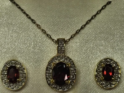 JUEGO DE PENDIENTES Y COLGANTE GRANATE Y DIAMANTE ORO 10K SOBRE PLATA .925  Foto 1 de 4