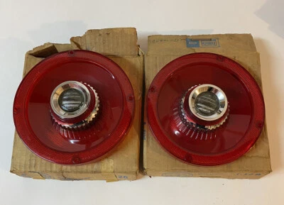 Par de Lente de Lâmpada Traseira Ford Galaxie 1965 Fabricante de Equipamento Original NOS # C5AZ-13450-D - Imagem 1 de 4