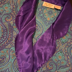 Vintage Victoria's Secret Paisley lila türkis seidig Morgenmantel L Nachtwäsche Gold Label - Bild 1 von 6