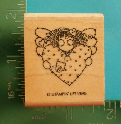 Estampación de ÁNGEL SOSTENIENDO UN CORAZÓN DE RETAZOS Sello de goma Foto 1 de 2