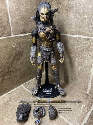 Hot Toys 1/6 WOLF Predator Alien Vs Predator: Requiem Heavy Weaponry Cleaner - Image 1 of 4