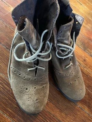 Bota de tacón bajo marrón con cordones de gamuza RuffHewn 7,5  Foto 1 de 4