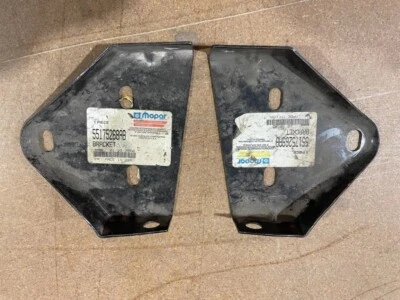 Soportes de parachoques delanteros Mopar 97-01 Jeep Cherokee XJ OEM NOS 55175268AB 55175269AB Foto 1 de 4