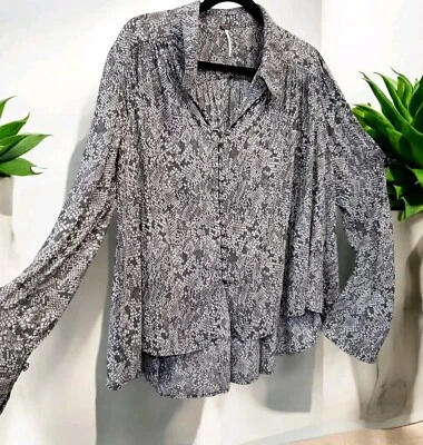 Blusa Free People Top Talla M Animal Piel de Serpiente Patrón Gris De Gran Tamaño Alta Baja Foto 1 de 4